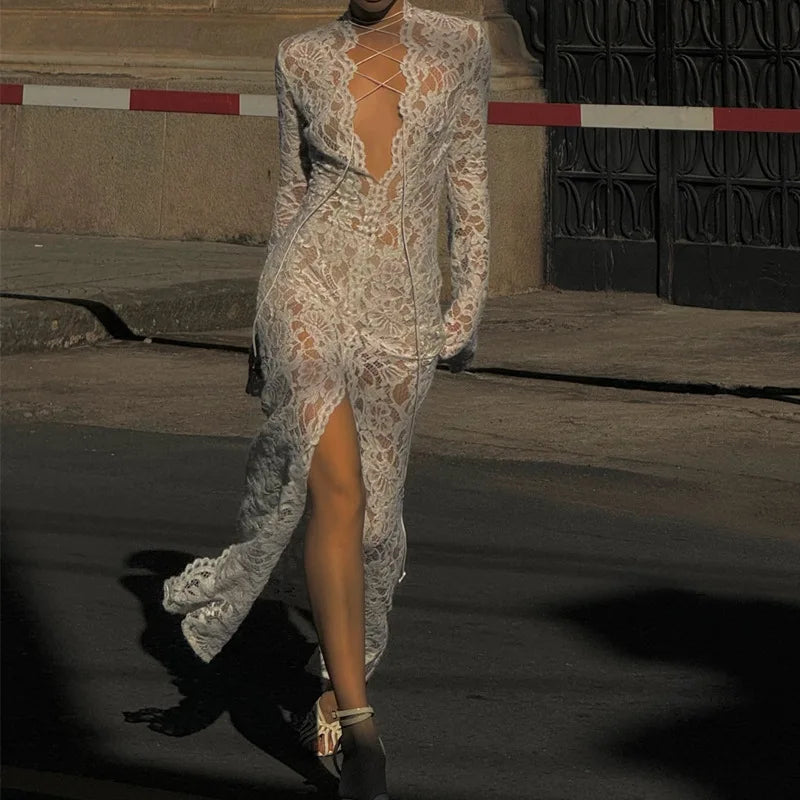 Vestido Comprido de Renda com Decote em V em Branco — foto 20 | Tolobasao