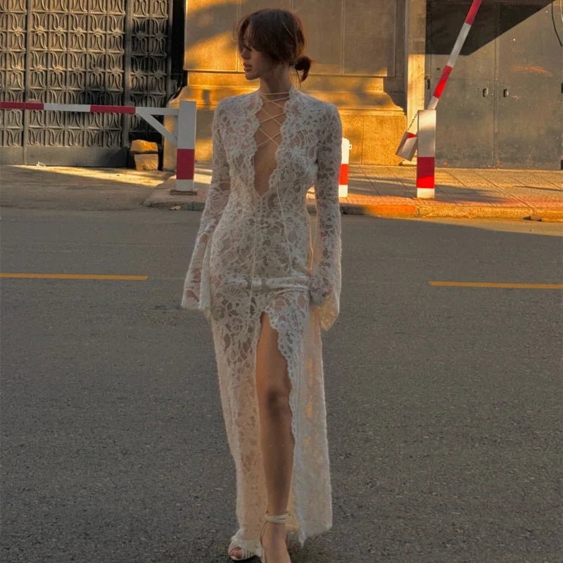 Vestido Comprido de Renda com Decote em V em Branco — foto 19 | Tolobasao
