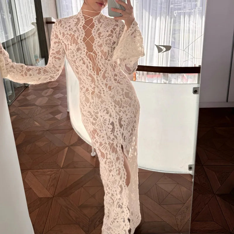Vestido Comprido de Renda com Decote em V em Branco — foto 22 | Tolobasao