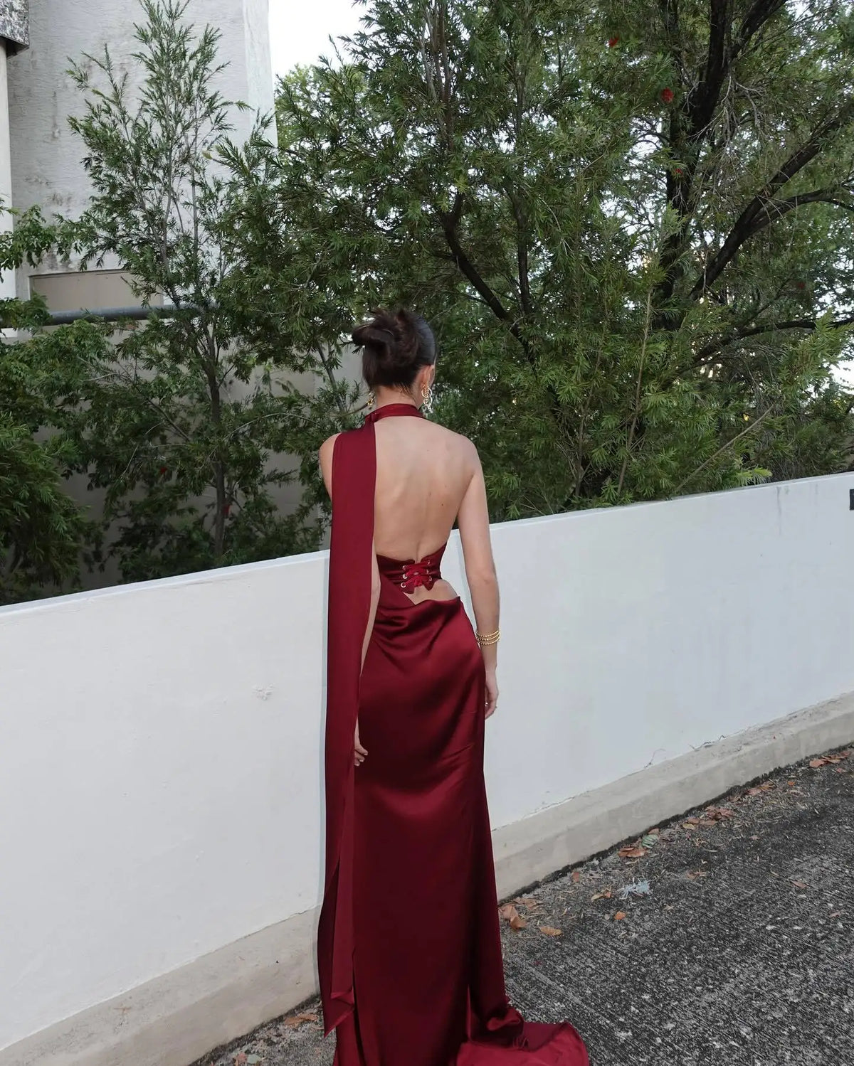 Vestido Comprido Acetinado com Corpete em Bordô — foto 11 | Tolobasao