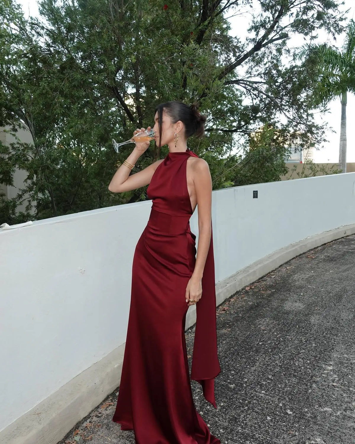 Vestido Comprido Acetinado com Corpete em Bordô — foto 2 | Tolobasao