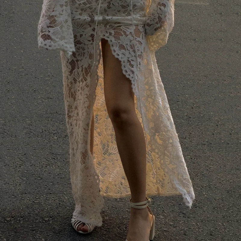 Vestido Comprido de Renda com Decote em V em Branco — foto 25 | Tolobasao
