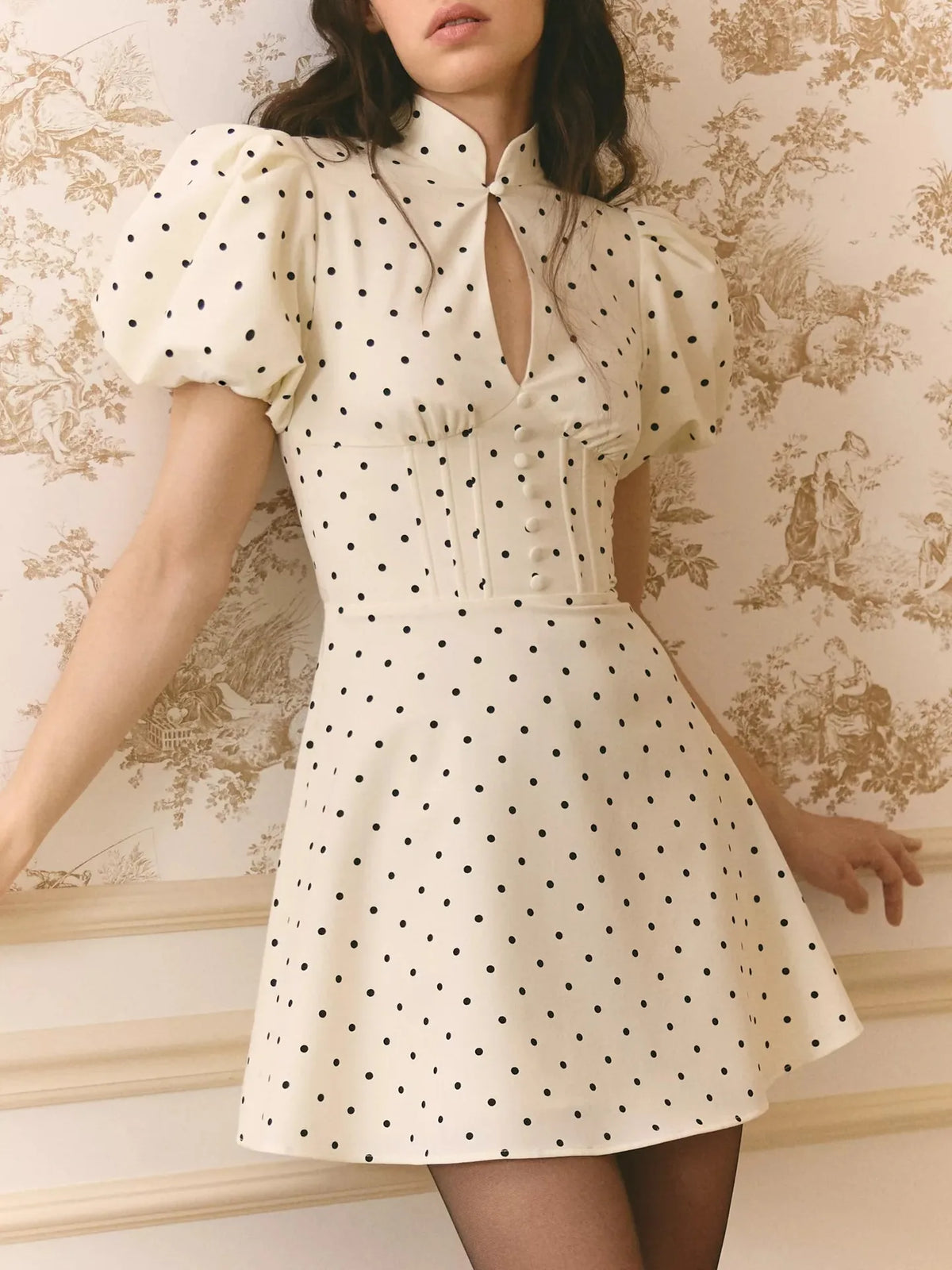 Vestido Curto de Bolas com Mangas Balão — foto 23 | Tolobasao