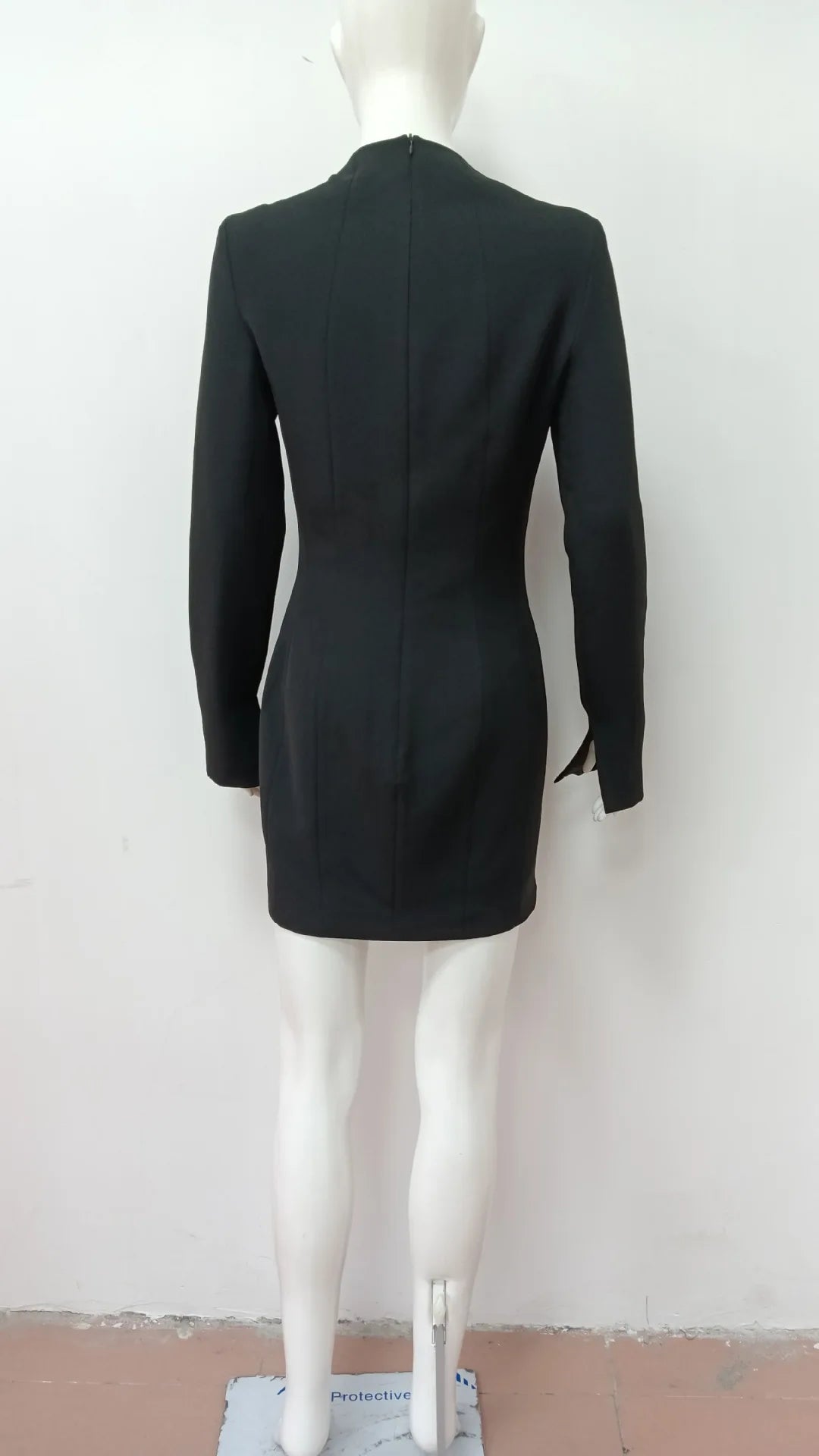 Vestido Curto com Recortes e Manga Comprida em Preto — foto 12 | Tolobasao