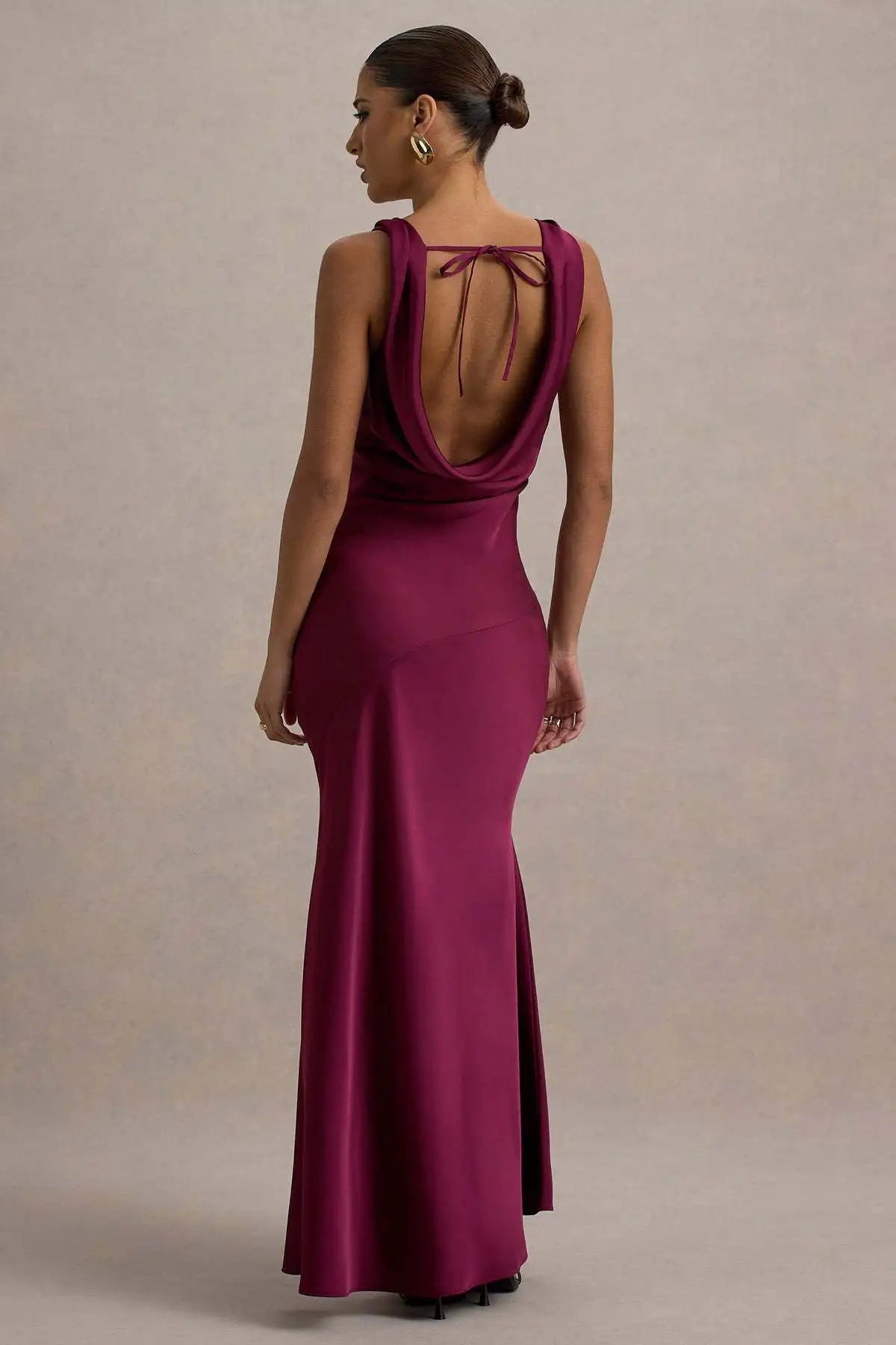 Vestido Comprido de Cetim com Costas Descobertas — foto 18 | Tolobasao