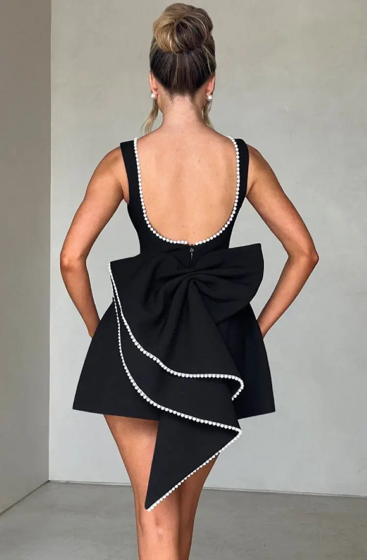 Vestido Curto com Laço de Pérolas e Costas Descobertas — foto 3 | Tolobasao