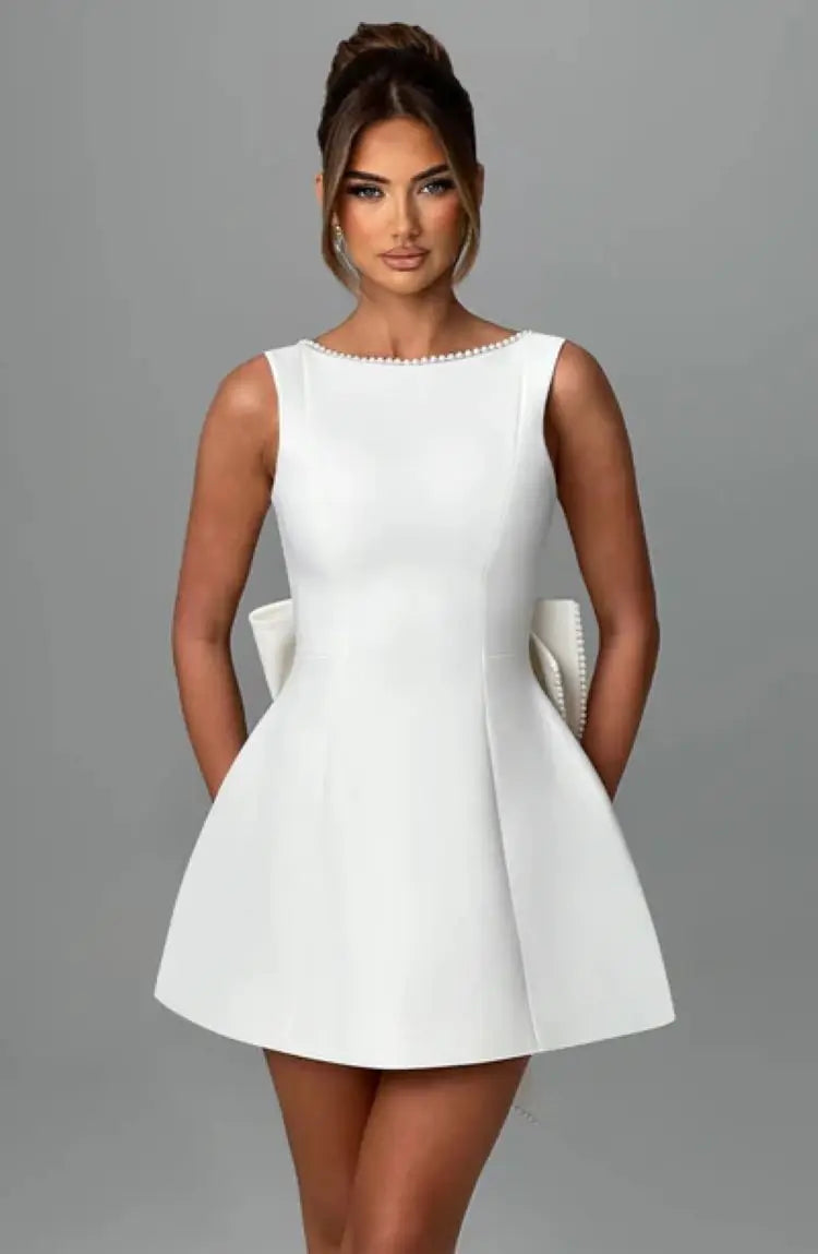 Vestido Curto com Laço de Pérolas e Costas Descobertas