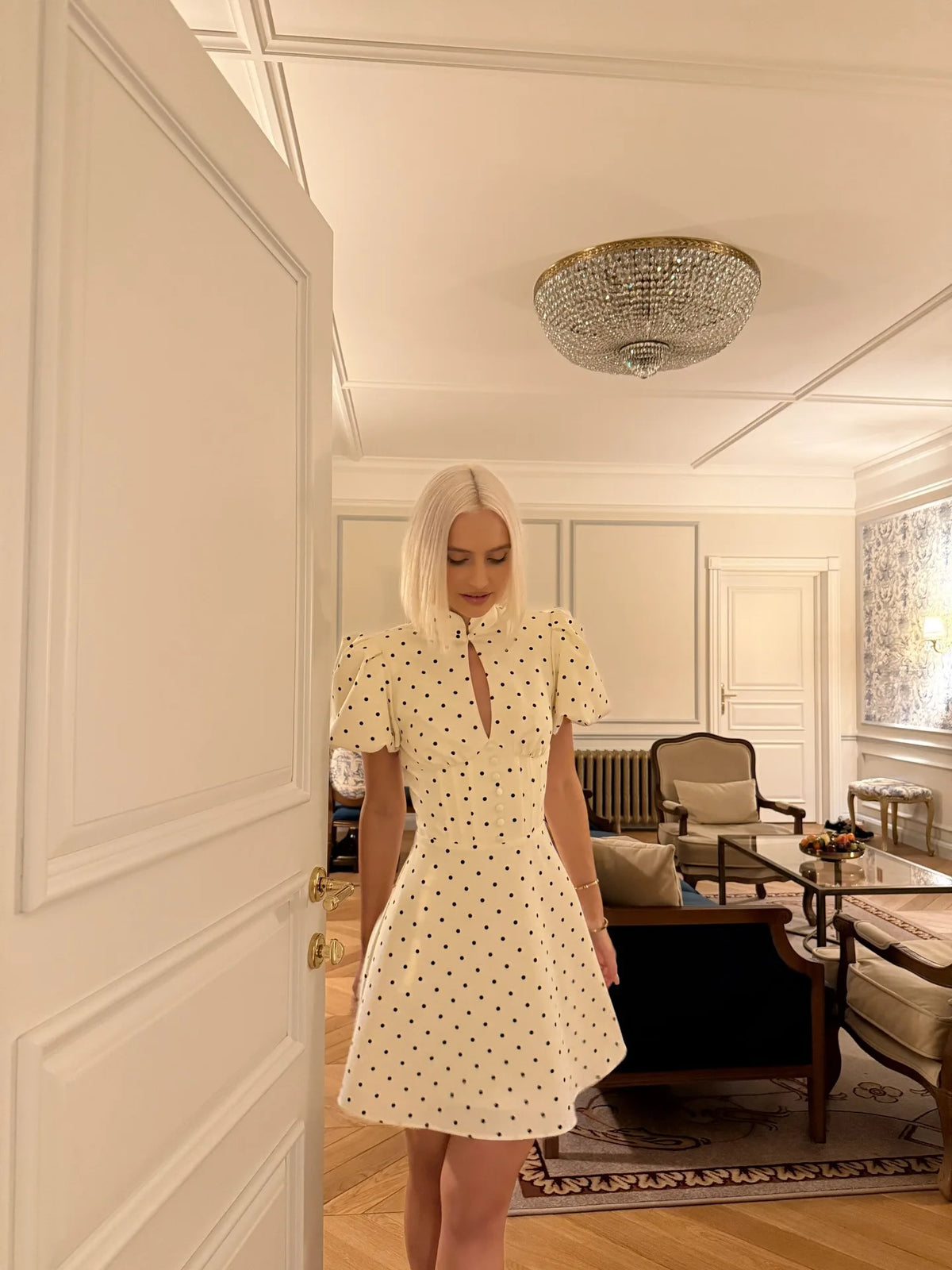 Vestido Curto de Bolas com Mangas Balão — foto 17 | Tolobasao