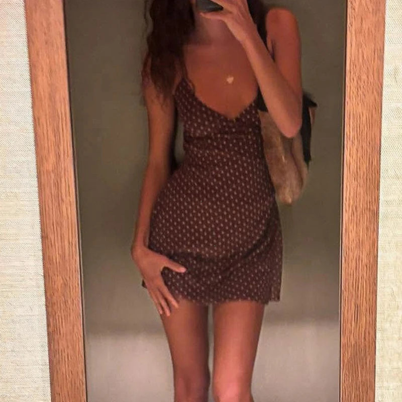 Vestido Curto de Bolas sem Mangas em Castanho — foto 4 | Tolobasao