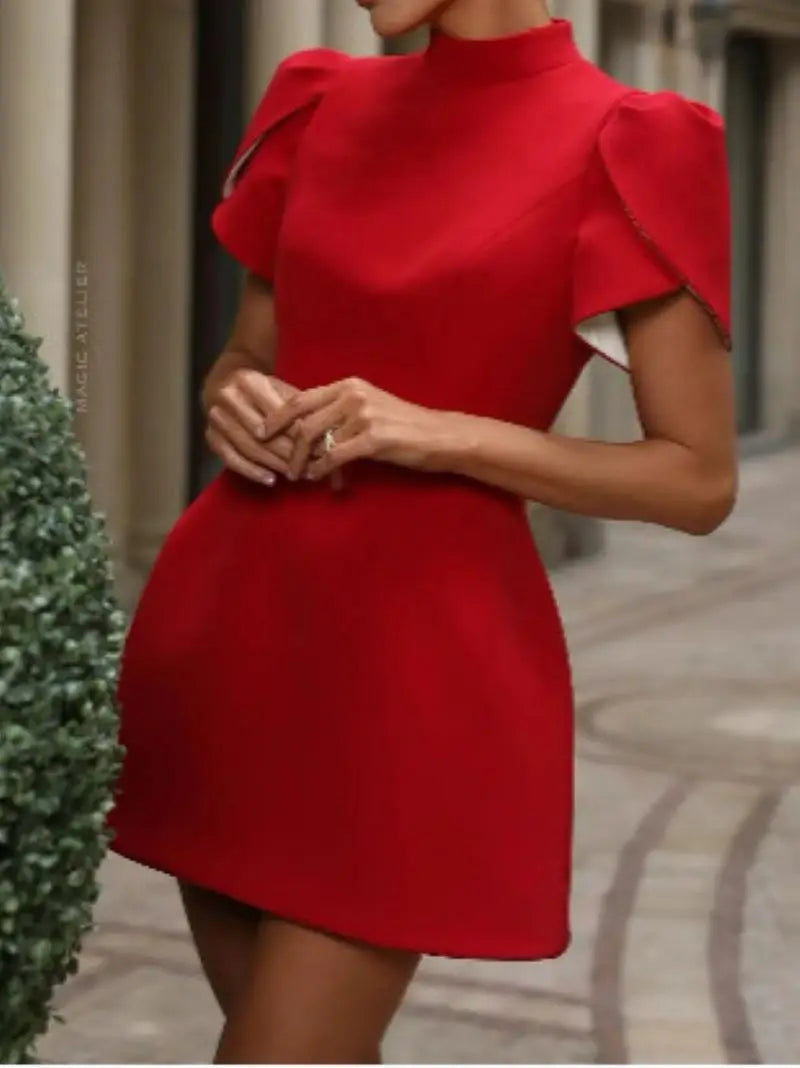 Vestido Curto com Laço e Recortes — foto 4 | Tolobasao