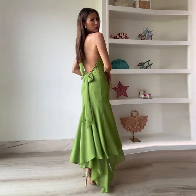 Vestido Comprido com Decote Halter, Folhos e Costas Descobertas em Verde — foto 3 | Tolobasao