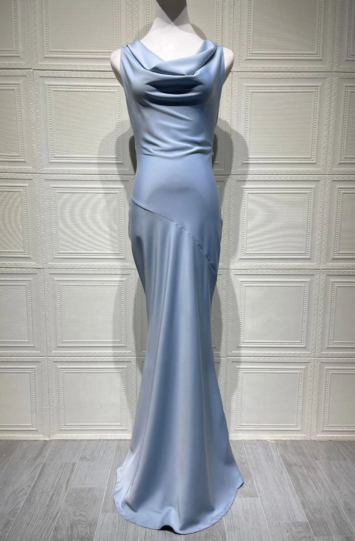 Vestido Comprido de Cetim com Costas Descobertas — foto 7 | Tolobasao