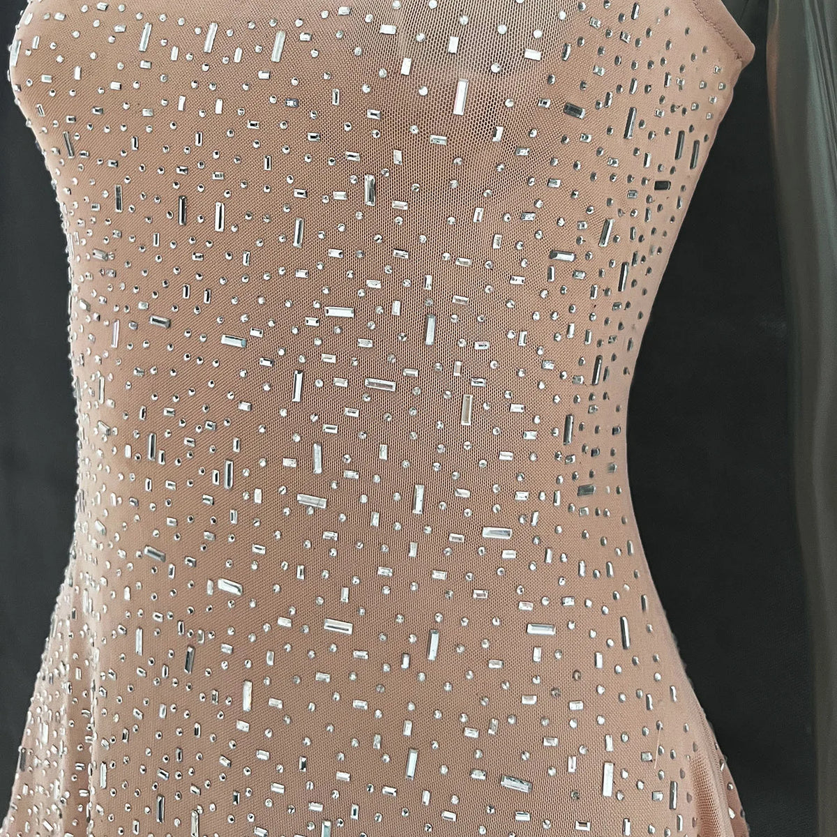 Vestido Curto com Brilho e Pedrarias — foto 22 | Tolobasao