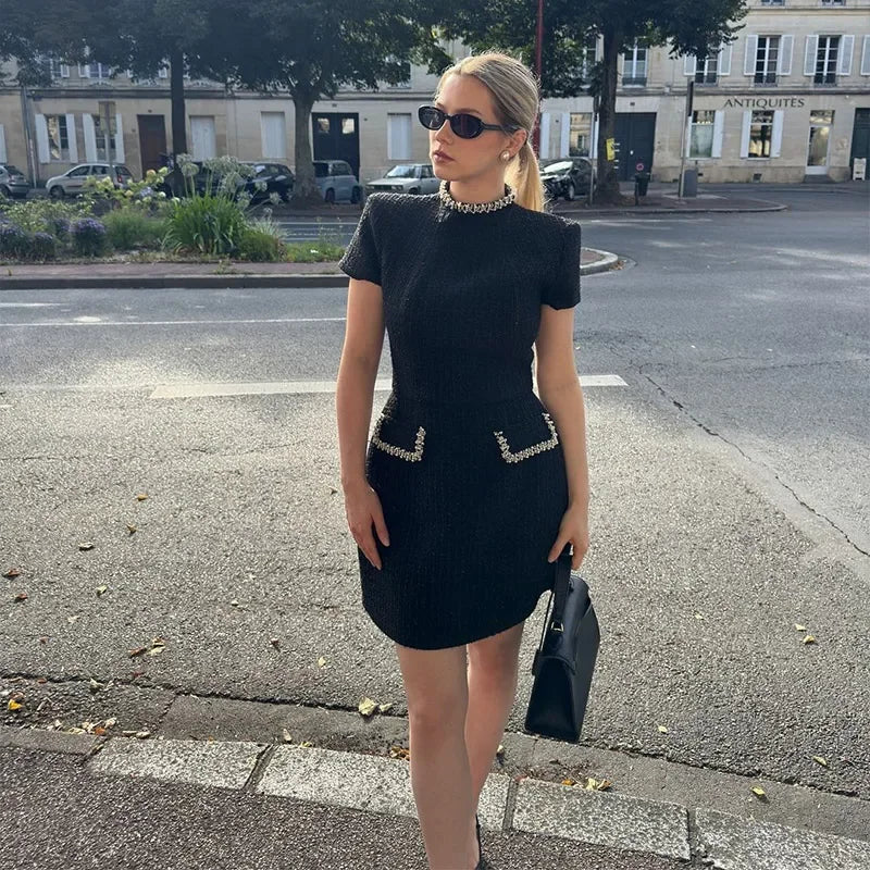 Vestido Curto em Tweed com Ombros Estruturados — foto 19 | Tolobasao