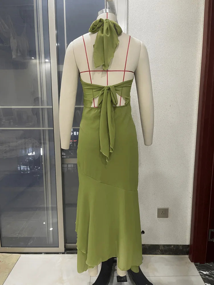 Vestido Comprido com Decote Halter, Folhos e Costas Descobertas em Verde — foto 12 | Tolobasao