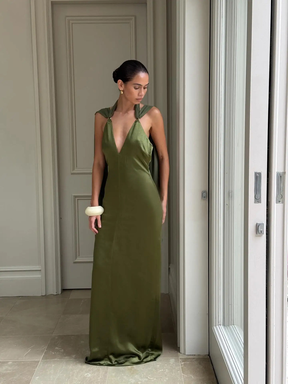 Vestido Comprido Verde de Cetim com Laço — foto 12 | Tolobasao