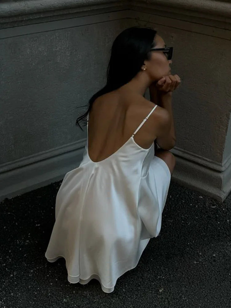 Vestido Curto de Cetim com Renda e Costas Descobertas — foto 30 | Tolobasao