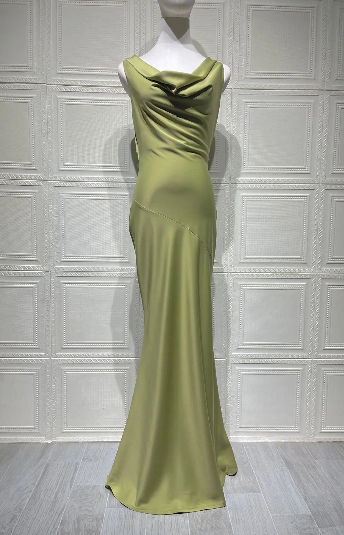 Vestido Comprido de Cetim com Costas Descobertas — foto 9 | Tolobasao