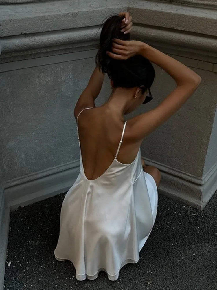 Vestido Curto de Cetim com Renda e Costas Descobertas — foto 31 | Tolobasao
