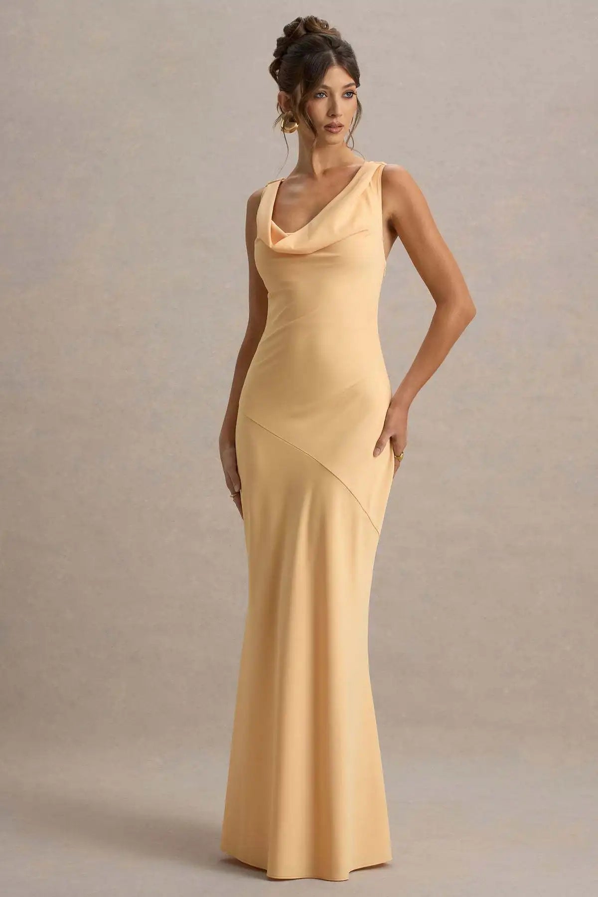 Vestido Comprido de Cetim com Costas Descobertas — foto 35 | Tolobasao
