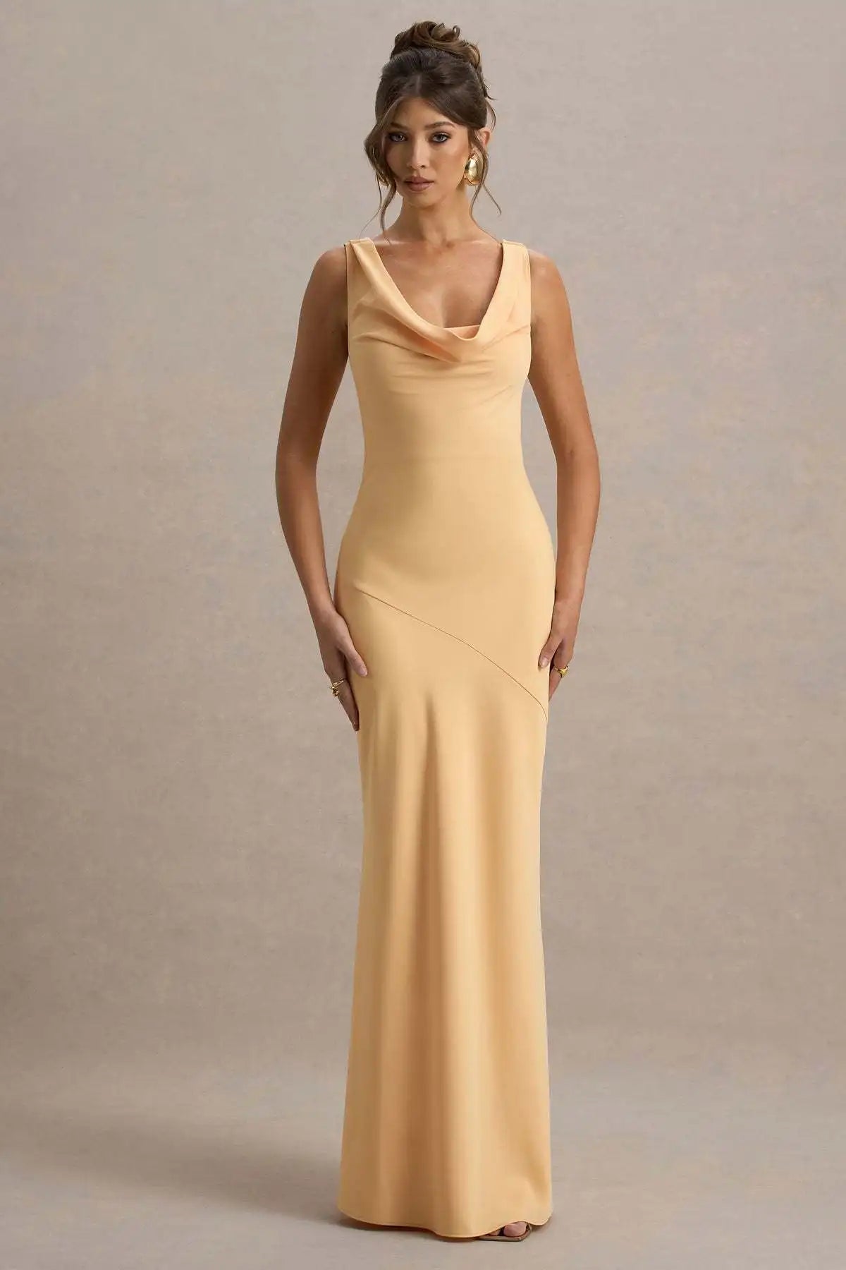 Vestido Comprido de Cetim com Costas Descobertas — foto 36 | Tolobasao