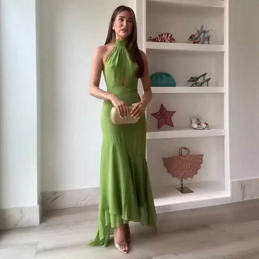 Vestido Comprido com Decote Halter, Folhos e Costas Descobertas em Verde — foto 14 | Tolobasao