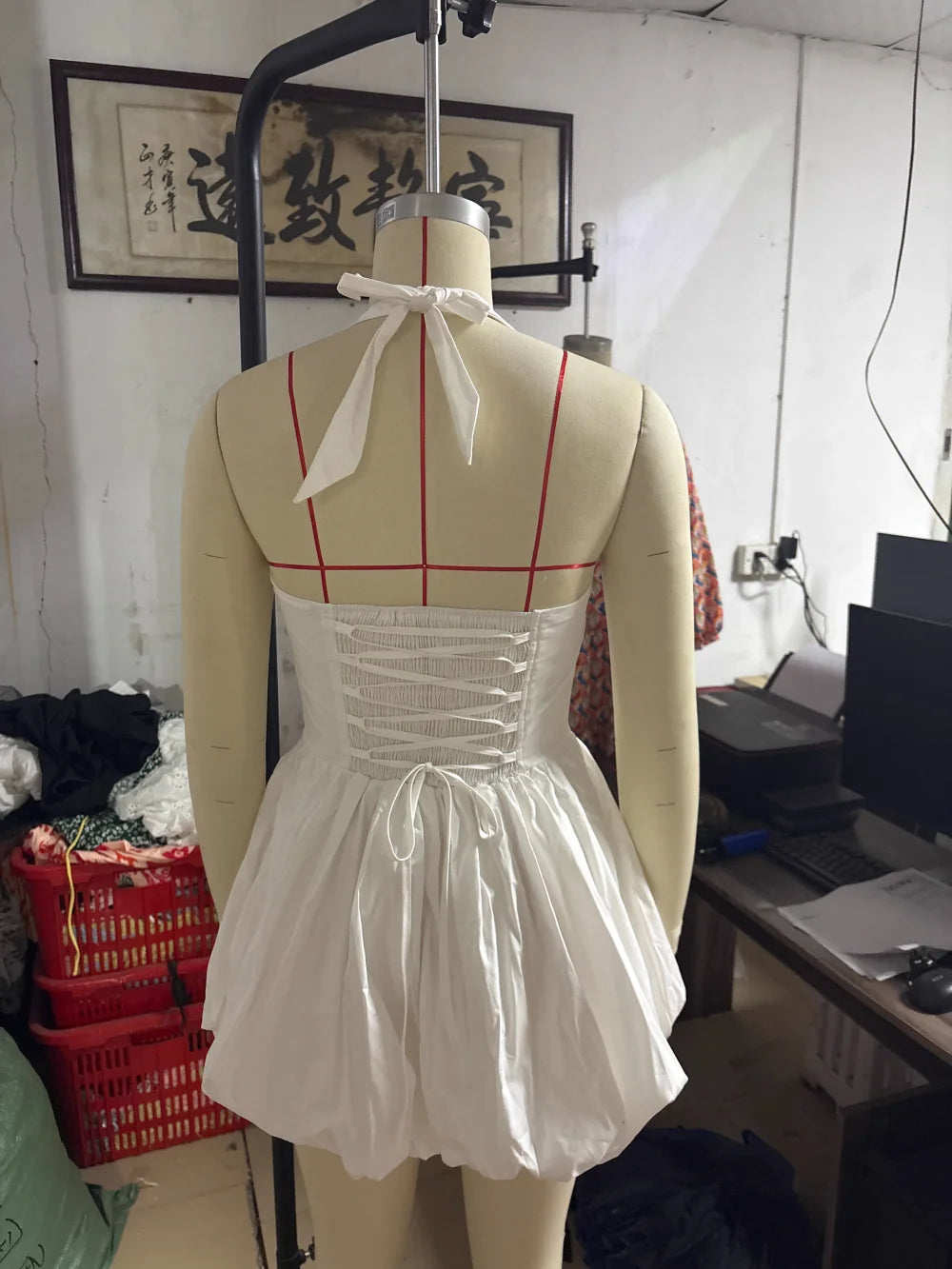 Vestido Curto Vermelho com Corpete e Decote Halter — foto 42 | Tolobasao