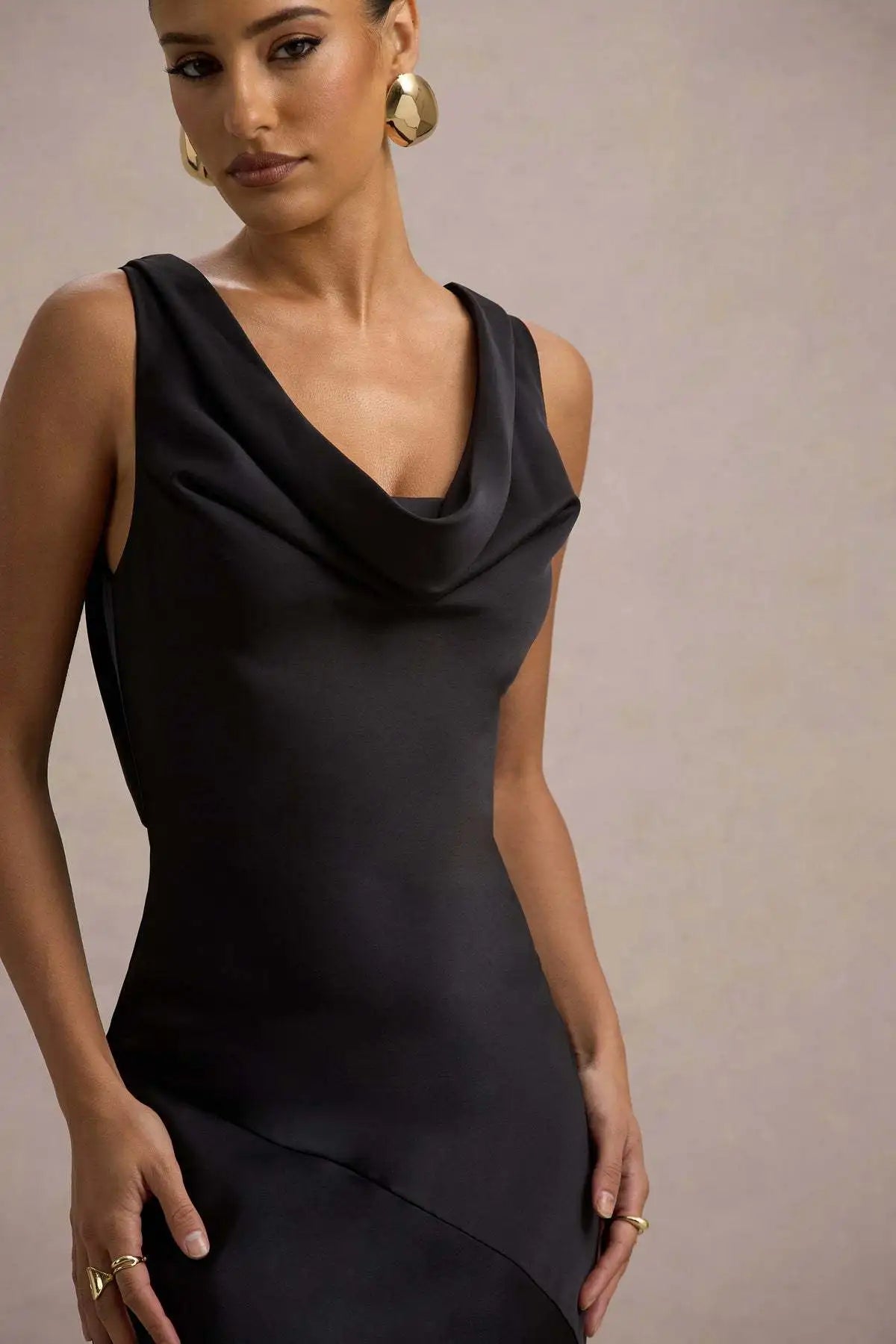 Vestido Comprido de Cetim com Costas Descobertas — foto 27 | Tolobasao
