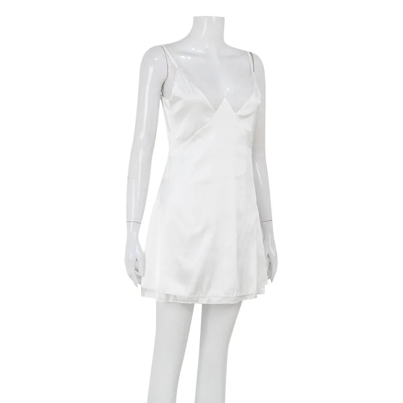Vestido Curto de Cetim com Renda e Costas Descobertas — foto 11 | Tolobasao