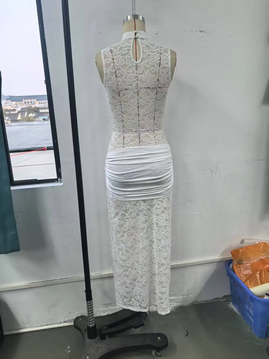 Vestido Comprido de Renda com Fenda Alta — foto 16 | Tolobasao