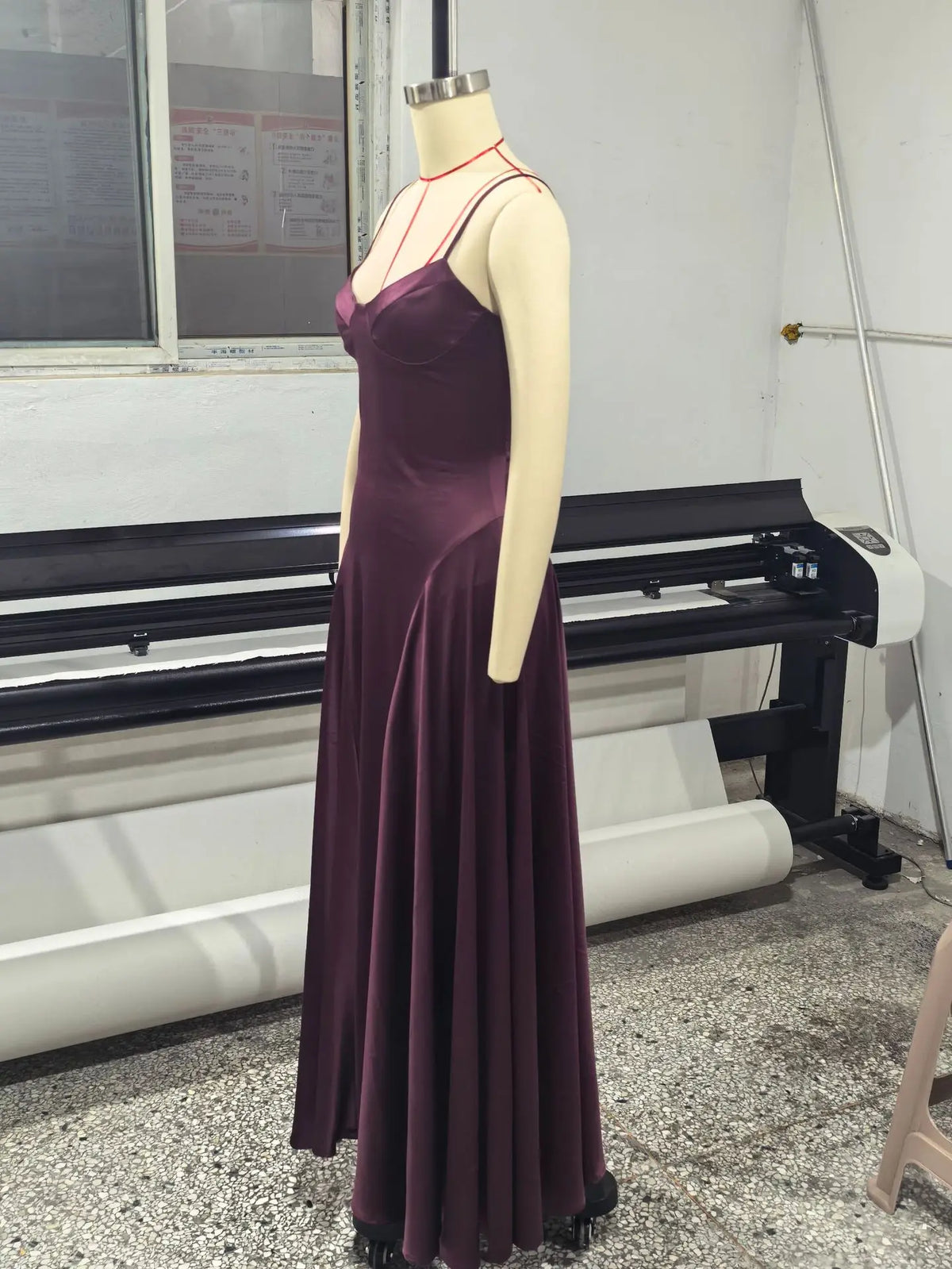Vestido Comprido de Cetim com Corpete e Costas Descobertas — foto 7 | Tolobasao