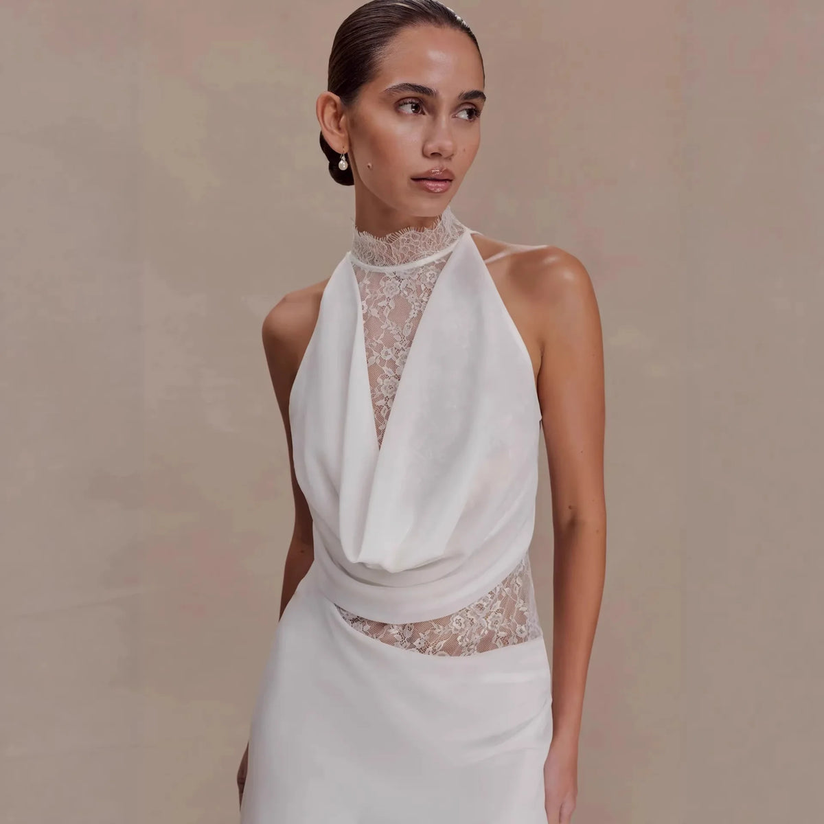 Vestido Curto Branco de Renda com Gola Alta — foto 2 | Tolobasao