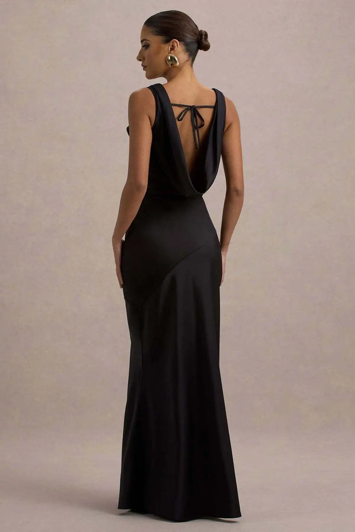 Vestido Comprido de Cetim com Costas Descobertas — foto 23 | Tolobasao