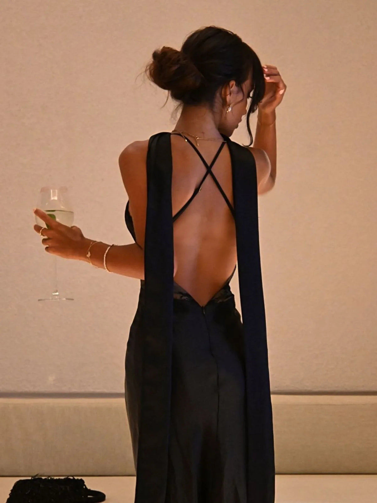 Vestido Comprido de Cetim com Laço e Costas Descobertas em Preto — foto 5 | Tolobasao