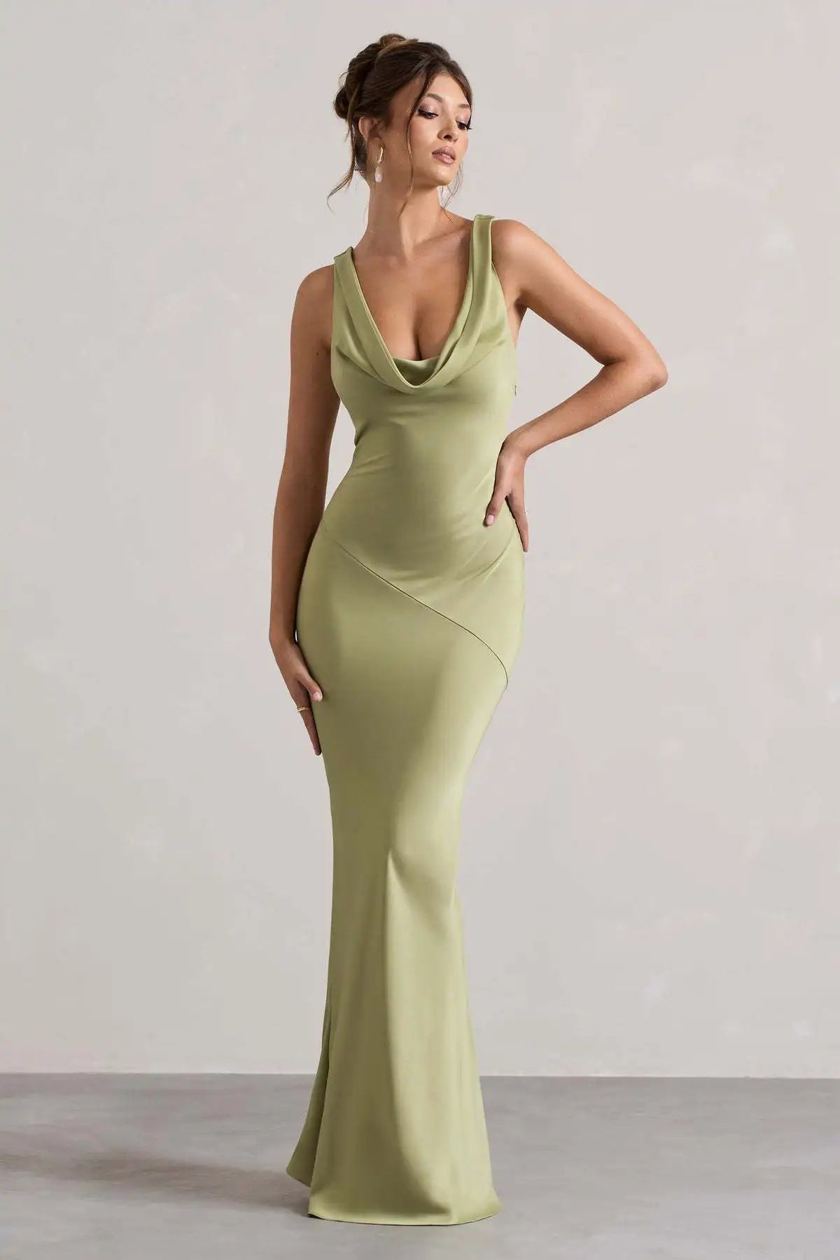 Vestido Comprido de Cetim com Costas Descobertas — foto 31 | Tolobasao