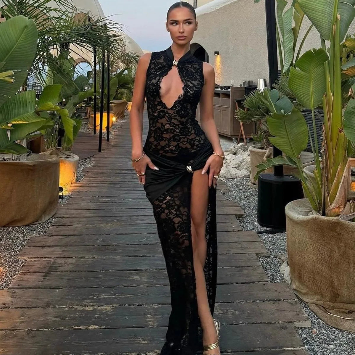 Vestido Comprido de Renda com Fenda Alta — foto 2 | Tolobasao