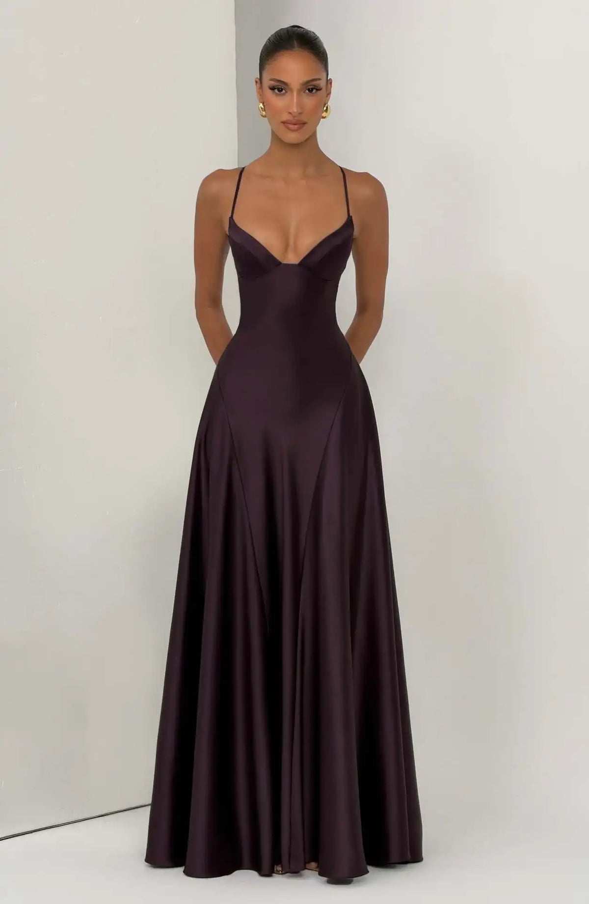 Vestido Comprido de Cetim com Corpete e Costas Descobertas — foto 29 | Tolobasao