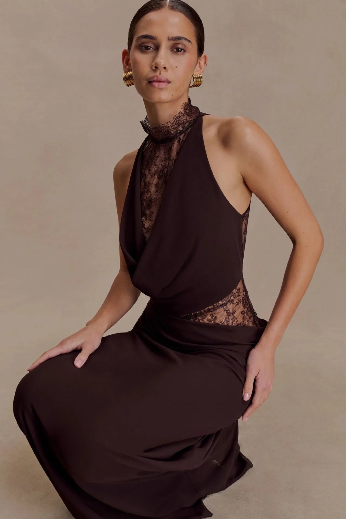 Vestido Curto Branco de Renda com Gola Alta — foto 20 | Tolobasao