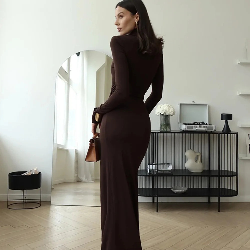 Vestido Comprido de Malha com Gola Alta e Ombreiras — foto 3 | Tolobasao