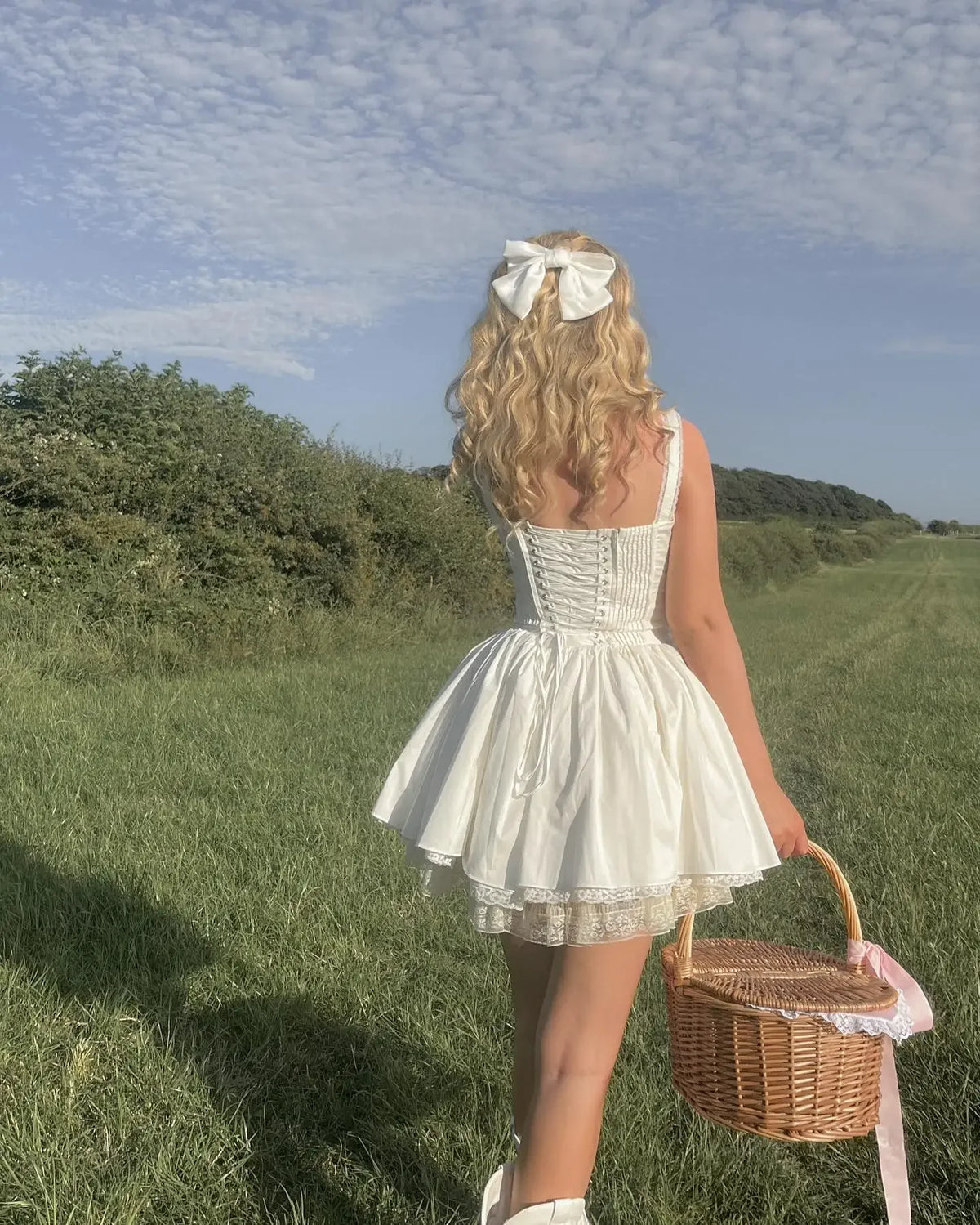 Vestido Curto Branco com Corpete de Renda — foto 2 | Tolobasao