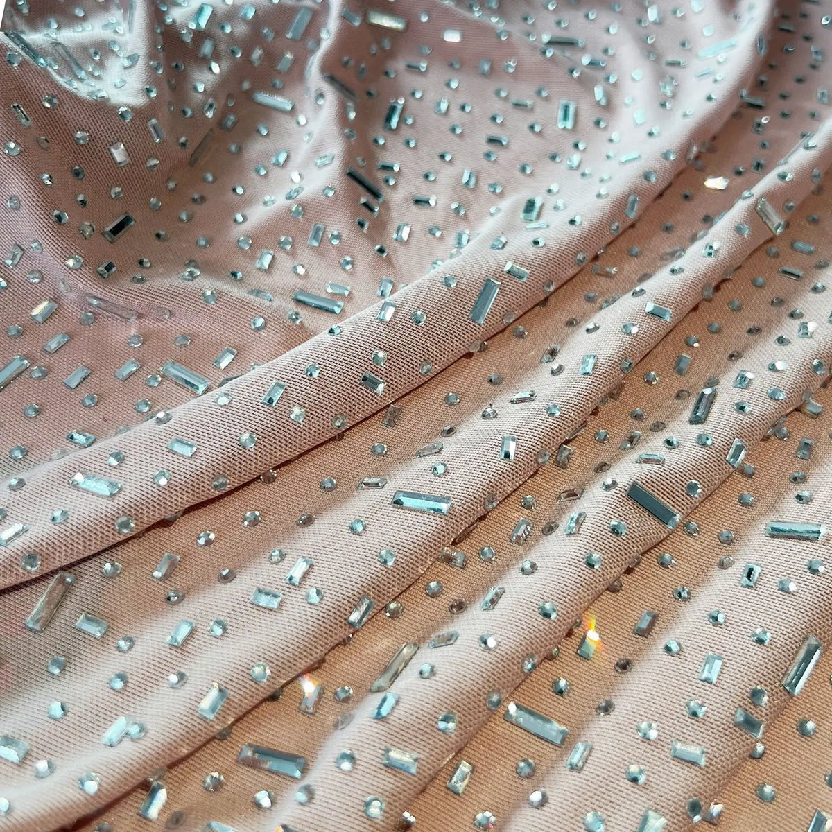 Vestido Curto com Brilho e Pedrarias — foto 23 | Tolobasao