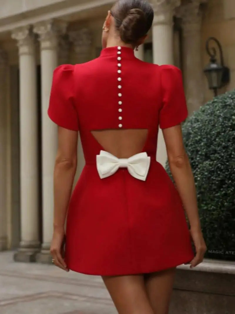 Vestido Curto com Laço e Recortes — foto 3 | Tolobasao