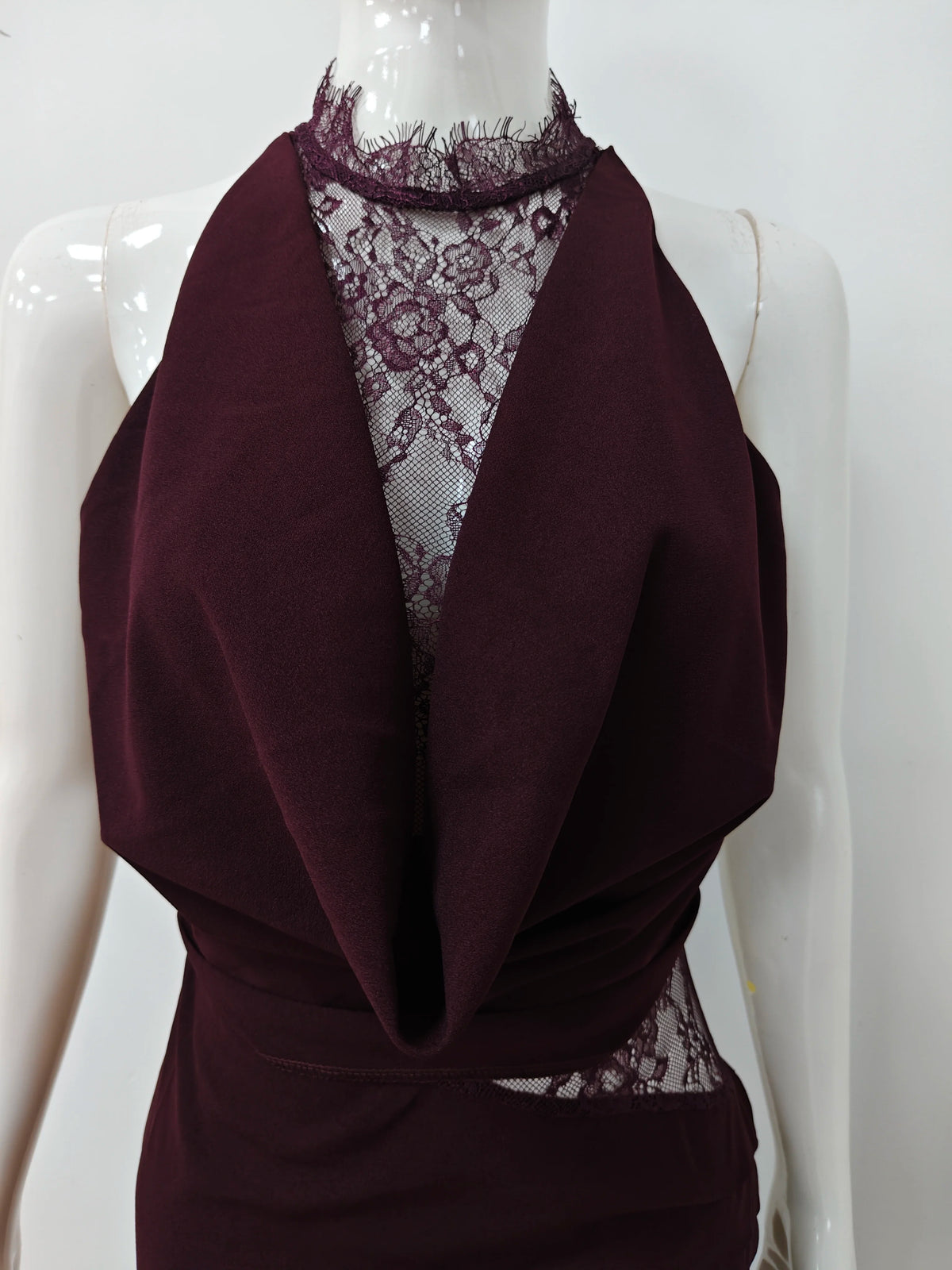 Vestido Comprido de Renda com Gola Alta — foto 12 | Tolobasao