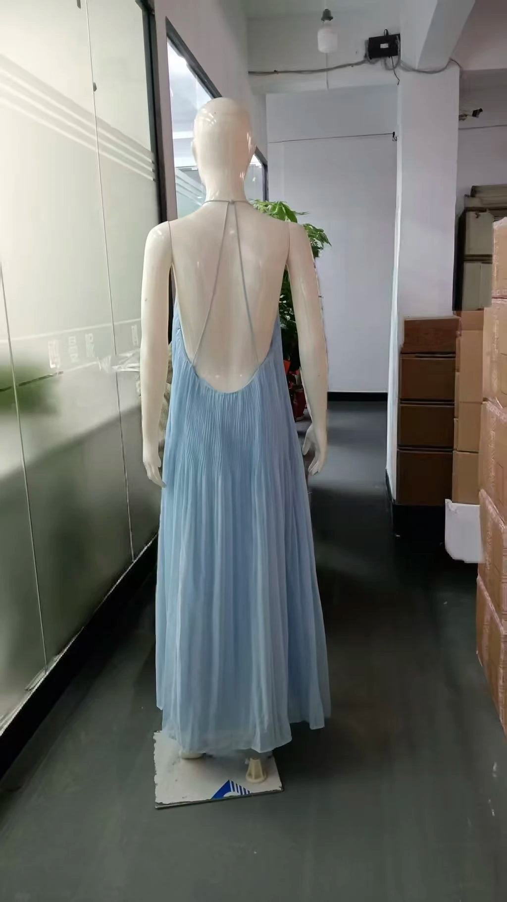 Vestido Comprido Plissado com Decote Halter e Costas Descobertas em Azul — foto 11 | Tolobasao