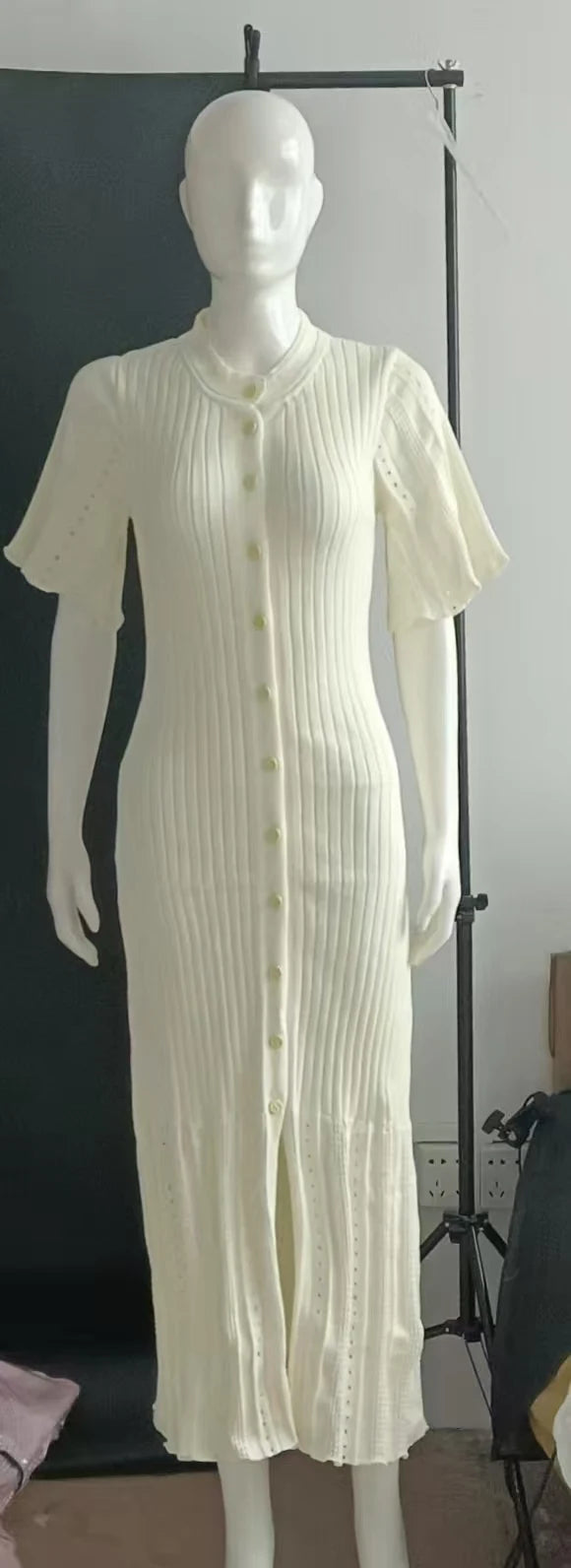 Vestido Midi de Malha com Botões — foto 14 | Tolobasao