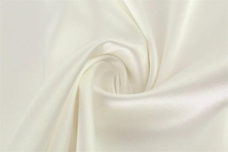 Vestido Curto de Cetim com Renda e Costas Descobertas — foto 16 | Tolobasao