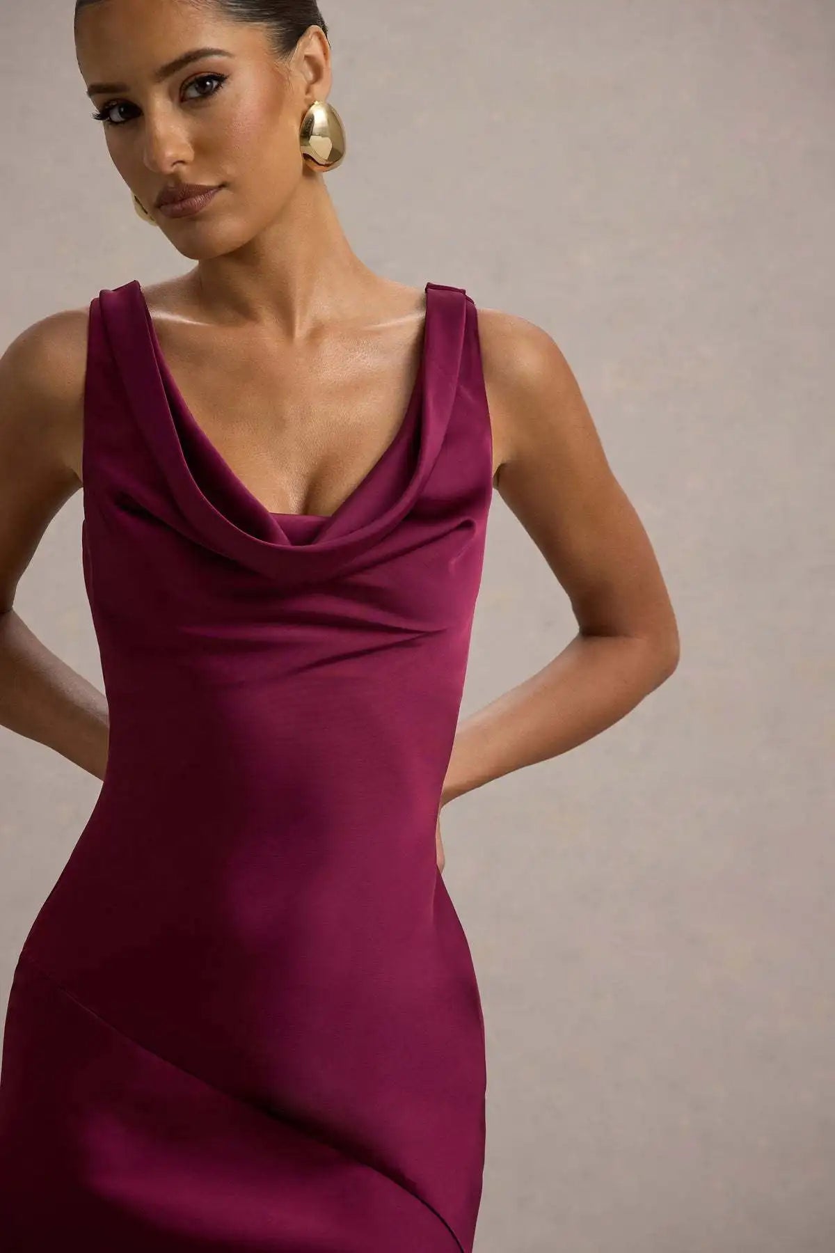 Vestido Comprido de Cetim com Costas Descobertas — foto 22 | Tolobasao
