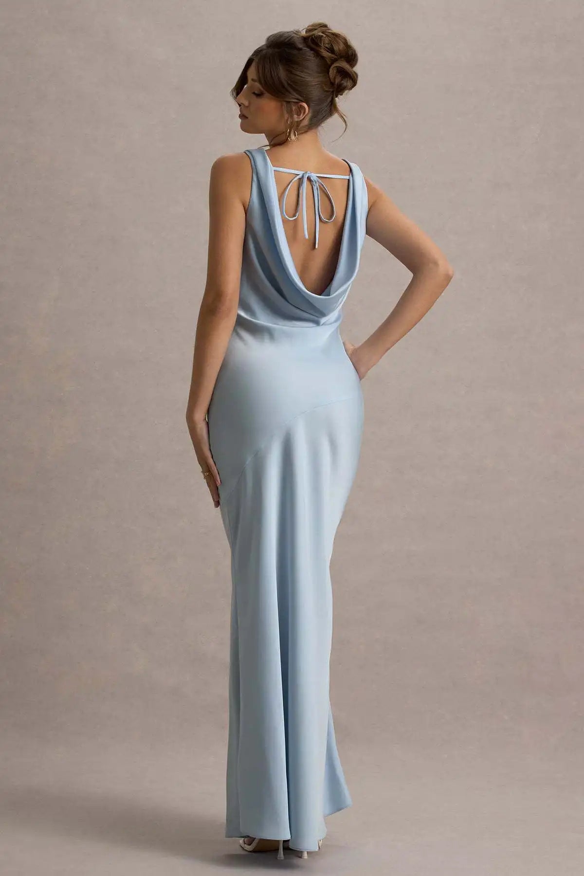 Vestido Comprido de Cetim com Costas Descobertas — foto 1 | Tolobasao