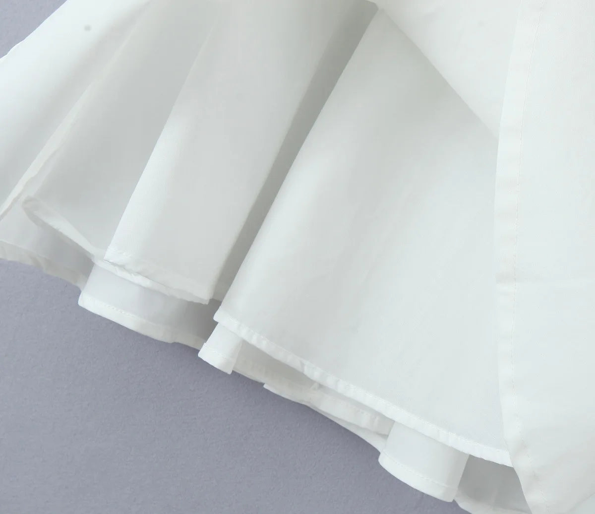 Vestido Curto com Corpete de Renda e Botões — foto 26 | Tolobasao