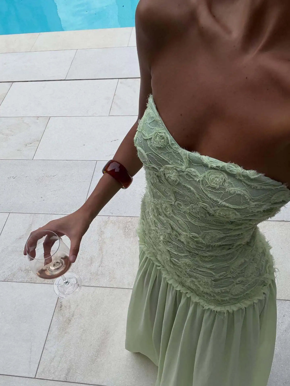 Vestido Comprido Bordado sem Alças — foto 11 | Tolobasao